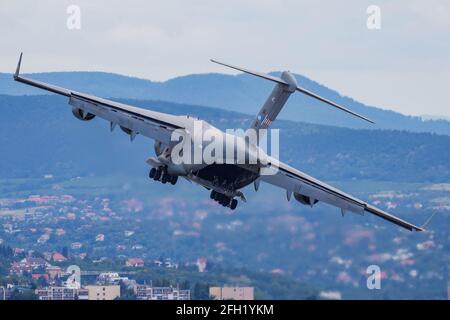 OTAN sac capacité de transport aérien stratégique HAW Heavy Airlift Wing Boeing C-17A Globemaster III 02 avion de transport au-dessus du Danube À Budapest Banque D'Images