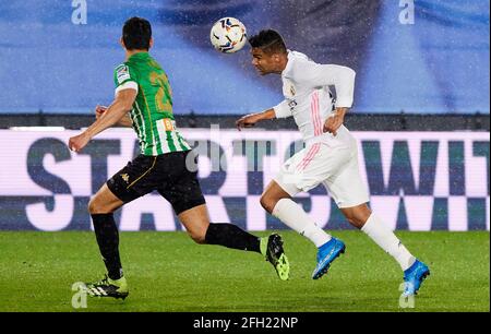 Madrid, Espagne. 24 avril 2021. Carlos H. Casemiro du Real Madrid et Aissa Mandi du Real Betis en action pendant le match de la Liga Round 32 entre Real Madrid et Real Betis Balompie à Valdebebas.final score; Real Madrid 0:0 Real Betis Balompie. (Photo de Manu Reino/SOPA Images/Sipa USA) crédit: SIPA USA/Alay Live News Banque D'Images