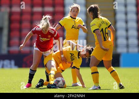 Rosella Ayane (au centre) de Tottenham Hotspur et Kirsty Smith (à gauche) de Manchester United se battent pour le ballon lors du match de Super League féminin FA au Leigh Sports Village. Date de la photo: Dimanche 25 avril 2021. Banque D'Images