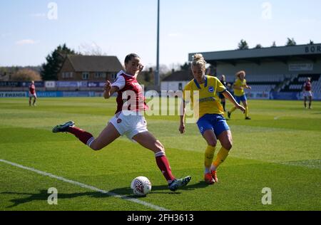 Anna Patten (à gauche) d'Arsenal et Emily Simpkins de Brighton et Hove Albion se battent pour le ballon lors du match de Super League féminin FA à Meadow Park, à Borehamwood. Date de la photo: Dimanche 25 avril 2021. Banque D'Images