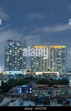 Bâtiments de l'immeuble le plus haut de Bangkok à Bangkok pendant la nuit. Banque D'Images