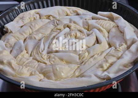 Banitsa, tarte au fromage bulgare typique avec phyllo, beurre, œufs, yaourt et sirene Banque D'Images