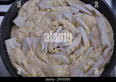 Banitsa, tarte au fromage bulgare typique avec phyllo, beurre, œufs, yaourt et sirene Banque D'Images