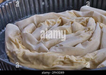 Banitsa, tarte au fromage bulgare typique avec phyllo, beurre, œufs, yaourt et sirene Banque D'Images