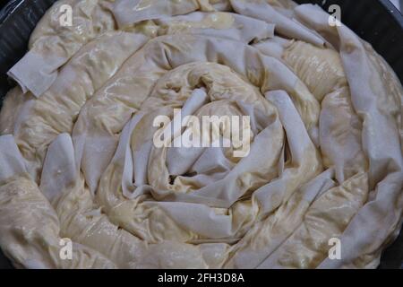 Banitsa, tarte au fromage bulgare typique avec phyllo, beurre, œufs, yaourt et sirene Banque D'Images