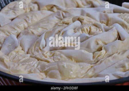 Banitsa, tarte au fromage bulgare typique avec phyllo, beurre, œufs, yaourt et sirene Banque D'Images