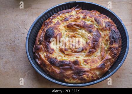 Banitsa, tarte au fromage bulgare typique avec phyllo, beurre, œufs, yaourt et sirene Banque D'Images