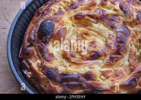 Banitsa, tarte au fromage bulgare typique avec phyllo, beurre, œufs, yaourt et sirene Banque D'Images