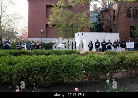 Les étudiants de l'Université du Michigan ont défilé sur le campus pour réclamer justice à Daunte Wright, à Ann Arbor, au Michigan, le 23 avril 2021. Wright a été tué par l'ancien policier du Brooklyn Center, au Minnesota, Kim Potter, le 11 avril. (Photo par Dominick Sokotooff/Sipa USA) Banque D'Images