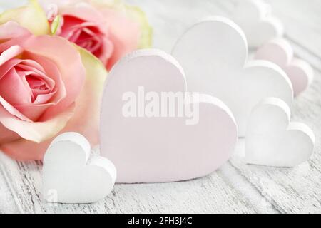 Roses roses romantiques et coeurs d'amour style campagnard Banque D'Images