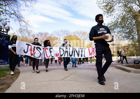 Les étudiants de l'Université du Michigan ont défilé sur le campus pour réclamer justice à Daunte Wright, à Ann Arbor, au Michigan, le 23 avril 2021. Wright a été tué par l'ancien policier du Brooklyn Center, au Minnesota, Kim Potter, le 11 avril. (Photo par Dominick Sokotooff/Sipa USA) Banque D'Images
