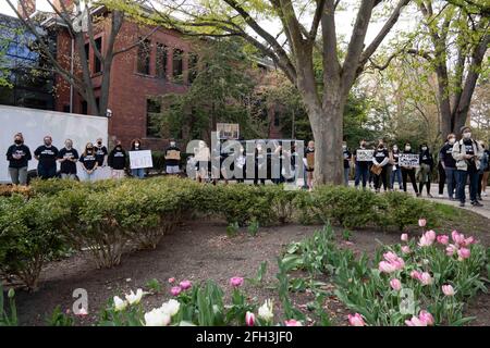 Les étudiants de l'Université du Michigan ont défilé sur le campus pour réclamer justice à Daunte Wright, à Ann Arbor, au Michigan, le 23 avril 2021. Wright a été tué par l'ancien policier du Brooklyn Center, au Minnesota, Kim Potter, le 11 avril. (Photo par Dominick Sokotooff/Sipa USA) Banque D'Images