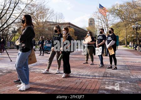Les étudiants de l'Université du Michigan ont défilé sur le campus pour réclamer justice à Daunte Wright, à Ann Arbor, au Michigan, le 23 avril 2021. Wright a été tué par l'ancien policier du Brooklyn Center, au Minnesota, Kim Potter, le 11 avril. (Photo par Dominick Sokotooff/Sipa USA) Banque D'Images