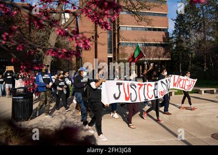 Les étudiants de l'Université du Michigan ont défilé sur le campus pour réclamer justice à Daunte Wright, à Ann Arbor, au Michigan, le 23 avril 2021. Wright a été tué par l'ancien policier du Brooklyn Center, au Minnesota, Kim Potter, le 11 avril. (Photo par Dominick Sokotooff/Sipa USA) Banque D'Images