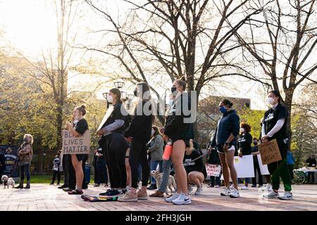 Les étudiants de l'Université du Michigan ont défilé sur le campus pour réclamer justice à Daunte Wright, à Ann Arbor, au Michigan, le 23 avril 2021. Wright a été tué par l'ancien policier du Brooklyn Center, au Minnesota, Kim Potter, le 11 avril. (Photo par Dominick Sokotooff/Sipa USA) Banque D'Images
