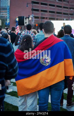 Armenian Heritage Park, Boston Massachusetts, Etats-Unis, 24 avril 2021 : des centaines d'Américains arméniens se sont réunis au mémorial le jour du souvenir arménien, à l'occasion du 106e anniversaire du génocide de 1.5 millions d'Arméniens par l'Empire ottoman, de 1915 à 1923. L'actuel président américain Joe Biden est également devenu le premier président américain à déclarer que le meurtre des Arméniens par l'Empire ottoman, la Turquie moderne, un génocide. Banque D'Images