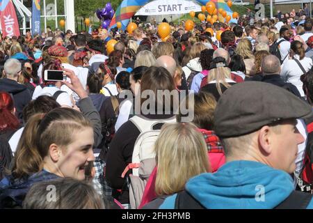 Glasgow Kilt Walk 2019. Des centaines de poeple marchent soit 5 miles, 15.5 miles ou 24 miles. À différents points de Glasgow, la ligne d'arrivée se trouve au Balloch Country Park, sur le Loch Lomond. L'événement est organisé par Sir Tom Hunter. Prêt à démarrer Banque D'Images