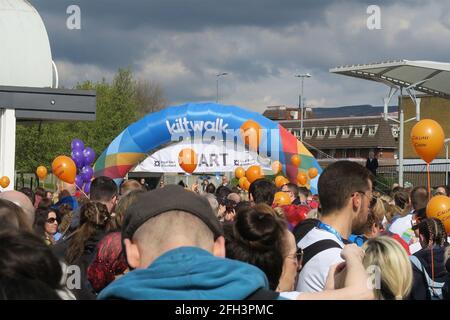 Glasgow Kilt Walk 2019. Des centaines de poeple marchent soit 5 miles, 15.5 miles ou 24 miles. À différents points de Glasgow, la ligne d'arrivée se trouve au Balloch Country Park, sur le Loch Lomond. L'événement est organisé par Sir Tom Hunter. Prêt à démarrer Banque D'Images