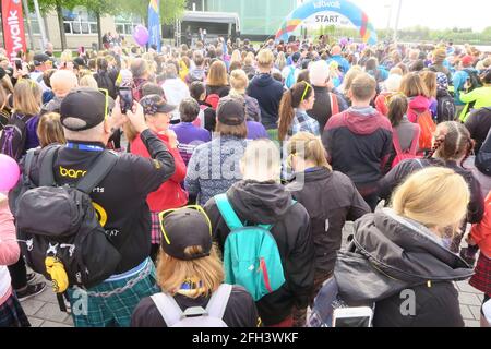 Glasgow Kilt Walk 2019. Des centaines de poeple marchent soit 5 miles, 15.5 miles ou 24 miles. À différents points de Glasgow, la ligne d'arrivée se trouve au Balloch Country Park, sur le Loch Lomond. L'événement est organisé par Sir Tom Hunter. Le jeu de secoueurs de Banque D'Images