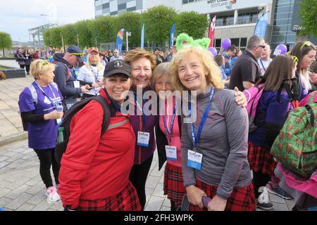 Glasgow Kilt Walk 2019. Des centaines de poeple marchent soit 5 miles, 15.5 miles ou 24 miles. À différents points de Glasgow, la ligne d'arrivée se trouve au Balloch Country Park, sur le Loch Lomond. L'événement est organisé par Sir Tom Hunter. Le jeu de secoueurs de Banque D'Images