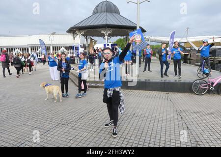 Glasgow Kilt Walk 2019. Des centaines de poeple marchent soit 5 miles, 15.5 miles ou 24 miles. À différents points de Glasgow, la ligne d'arrivée se trouve au Balloch Country Park, sur le Loch Lomond. L'événement est organisé par Sir Tom Hunter. collectes de fonds et divertissement par Charity CenterStage Banque D'Images