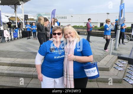 Glasgow Kilt Walk 2019. Des centaines de poeple marchent soit 5 miles, 15.5 miles ou 24 miles. À différents points de Glasgow, la ligne d'arrivée se trouve au Balloch Country Park, sur le Loch Lomond. L'événement est organisé par Sir Tom Hunter. collectes de fonds et divertissement par Charity CenterStage Banque D'Images