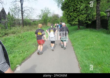 Glasgow Kilt Walk 2019. Des centaines de poeple marchent soit 5 miles, 15.5 miles ou 24 miles. À différents points de Glasgow, la ligne d'arrivée se trouve au Balloch Country Park, sur le Loch Lomond. L'événement est organisé par Sir Tom Hunter Banque D'Images