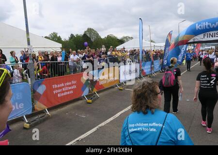 Glasgow Kilt Walk 2019. Des centaines de poeple marchent soit 5 miles, 15.5 miles ou 24 miles. À différents points de Glasgow, la ligne d'arrivée se trouve au Balloch Country Park, sur le Loch Lomond. L'événement est organisé par Sir Tom Hunter. Croisant la ligne d'arrivée Banque D'Images