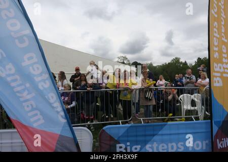 Glasgow Kilt Walk 2019. Des centaines de poeple marchent soit 5 miles, 15.5 miles ou 24 miles. À différents points de Glasgow, la ligne d'arrivée se trouve au Balloch Country Park, sur le Loch Lomond. L'événement est organisé par Sir Tom Hunter. Croisant la ligne d'arrivée Banque D'Images