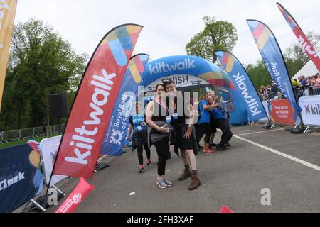 Glasgow Kilt Walk 2019. Des centaines de poeple marchent soit 5 miles, 15.5 miles ou 24 miles. À différents points de Glasgow, la ligne d'arrivée se trouve au Balloch Country Park, sur le Loch Lomond. L'événement est organisé par Sir Tom Hunter Banque D'Images