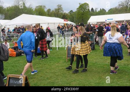 Glasgow Kilt Walk 2019. Des centaines de poeple marchent soit 5 miles, 15.5 miles ou 24 miles. À différents points de Glasgow, la ligne d'arrivée se trouve au Balloch Country Park, sur le Loch Lomond. L'événement est organisé par Sir Tom Hunter. Les marcheurs se meunent autour du parc à la fin Banque D'Images