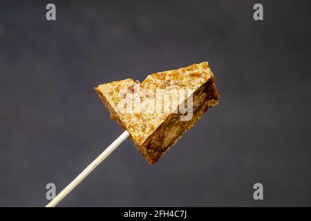 Tofu sticky, gros plan de la cuisine traditionnelle taïwanaise de la rue frit à la frite profonde au marché nocturne de Taipei à Taïwan. Banque D'Images