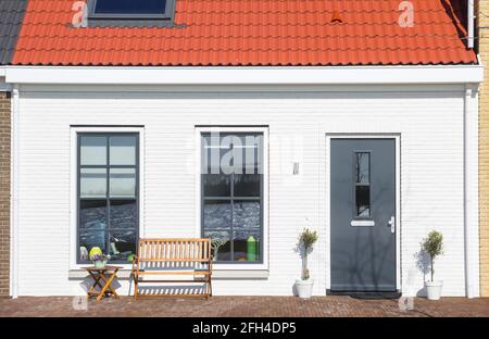 Banc en bois devant une maison blanche à Blauwestad, pays-Bas Banque D'Images