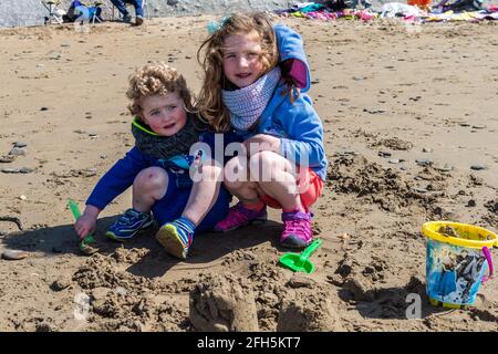 Garretstown, West Cork, Irlande. 25 avril 2021. Des centaines de Sunseevers sont descendus sur West Cork sur ce qui se présente comme l'un des jours les plus chauds de l'année. Kory et Thea Goulding de Kinsale ont tiré le meilleur parti du temps ensoleillé. Crédit : AG News/Alay Live News Banque D'Images