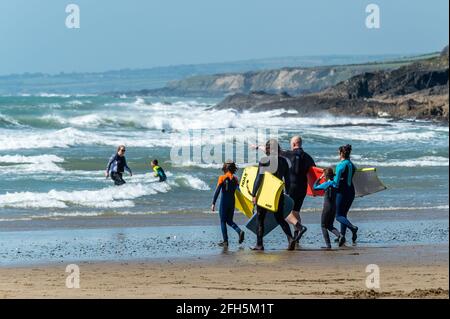 Garretstown, West Cork, Irlande. 25 avril 2021. Des centaines de Sunseevers sont descendus sur West Cork sur ce qui se présente comme l'un des jours les plus chauds de l'année. La mer était pleine de surfeurs et de boardeurs. Crédit : AG News/Alay Live News Banque D'Images