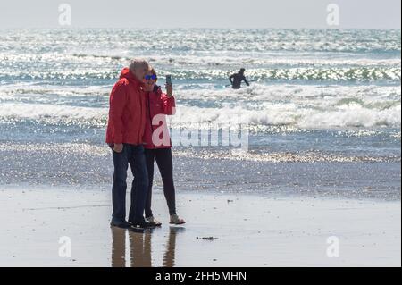 Garretstown, West Cork, Irlande. 25 avril 2021. Des centaines de Sunseevers sont descendus sur West Cork sur ce qui se présente comme l'un des jours les plus chauds de l'année. Ce couple a pris un selfie sur le rivage. Crédit : AG News/Alay Live News Banque D'Images