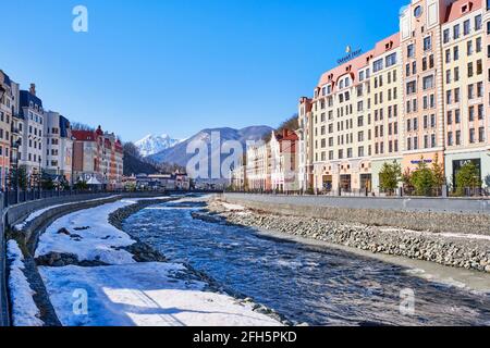 Sotchi, Russie - 4 mars 2020 : station de ski Rosa Khutor. Le paysage de Mzymta River Spring Banque D'Images