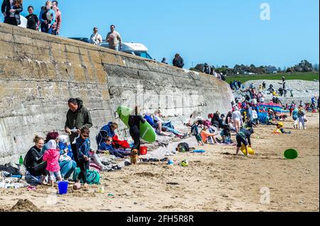 Garretstown, West Cork, Irlande. 25 avril 2021. Des centaines de Sunseevers sont descendus sur West Cork sur ce qui se présente comme l'un des jours les plus chauds de l'année. Les gens ont pris le soleil à Garretstown Beach. Crédit : AG News/Alay Live News Banque D'Images