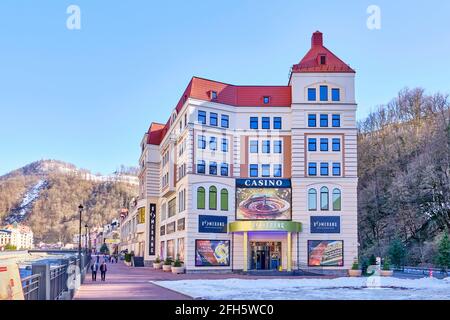 Sotchi, Russie - 4 mars 2020 : la rue de la station de ski Rosa Khutor. Le bâtiment du Casino. Paysage de printemps Banque D'Images