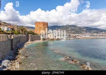 Vue sur l'historique Kizil Kule, Tour Rouge, dans le château d'Alanya pendant les journées de pandémie du coronavirus à Alanya, Antalya, Turquie, le 3 avril 2021. Banque D'Images