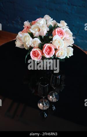 immense beau bouquet de roses de mariage dans la nature Banque D'Images