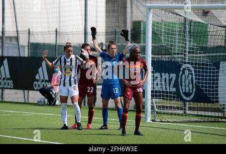 Camelia Ceasar (femmes roms), Martina Rorucci (femmes Juventus), Agnese Bonfantastini (femmes roms) et Lindsey Thmoas (femmes roms) pendant la coupe italienne, Coppa Italia, demi-finale, 2e match de football entre Juventus FC et AS Roma le 25 avril 2021 au centre de formation Juventus de Vinovo, Italie - photo Nderim Kaceli / DPPI / LiveMedia Banque D'Images