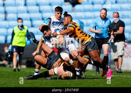 25 avril 2021 ; Ricoh Arena, Coventry, West Midlands, Angleterre ; Rugby anglais de première, Wasps versus Bath Rugby; Wwill Muir of Bath Rugby est arrêté par la défense Wasps Banque D'Images