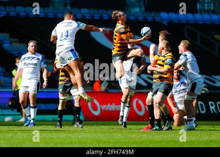 25 avril 2021 ; Ricoh Arena, Coventry, West Midlands, Angleterre ; Rugby anglais de première, Wasps versus Bath Rugby; Josh Bassett de Wasps prend une balle aérienne Banque D'Images