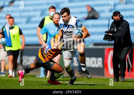 25 avril 2021 ; Ricoh Arena, Coventry, West Midlands, Angleterre ; Rugby anglais de première, Wasps versus Bath Rugby; Wwill Muir de Bath Rugby est attaqué par Paolo Odogwu de Wasps Banque D'Images