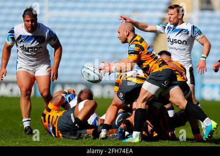 25 avril 2021 ; Ricoh Arena, Coventry, West Midlands, Angleterre ; Anglais Rugby, Wasps versus Bath Rugby; Dan Robson de Wasps déplace le ballon de la base d'un ruck Banque D'Images