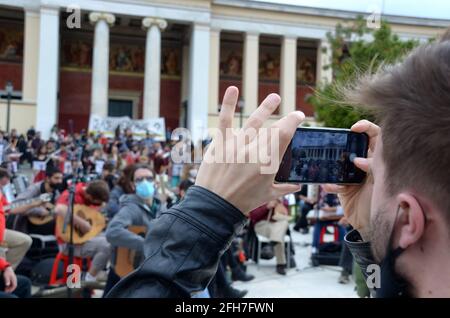 Athènes, Grèce. 25 avril 2021. Des centaines de travailleurs de l'art se rassemblent dans le centre de la capitale grecque pour mettre en lumière la détresse de l'industrie musicale pendant la pandémie actuelle. Des acteurs, musiciens, danseurs et personnes de tout le spectre de la scène artistique protestent pour faire pression sur le gouvernement pour qu'il accorde plus de soutien aux artistes indépendants, comme les théâtres et les salles de musique restent fermés. (Photo par Dimitris Aspiotis/Pacific Press) crédit: Pacific Press Media production Corp./Alay Live News Banque D'Images