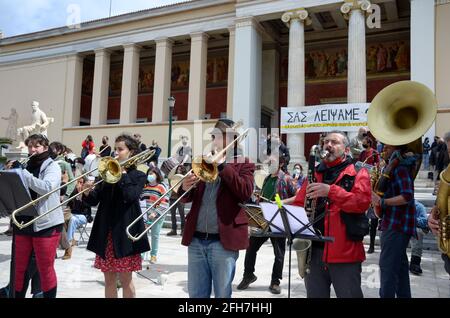 Athènes, Grèce. 25 avril 2021. Des centaines de travailleurs de l'art se rassemblent dans le centre de la capitale grecque pour mettre en lumière la détresse de l'industrie musicale pendant la pandémie actuelle. Des acteurs, musiciens, danseurs et personnes de tout le spectre de la scène artistique protestent pour faire pression sur le gouvernement pour qu'il accorde plus de soutien aux artistes indépendants, comme les théâtres et les salles de musique restent fermés. (Photo par Dimitris Aspiotis/Pacific Press) crédit: Pacific Press Media production Corp./Alay Live News Banque D'Images