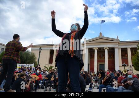 Athènes, Grèce. 25 avril 2021. Des centaines de travailleurs de l'art se rassemblent dans le centre de la capitale grecque pour mettre en lumière la détresse de l'industrie musicale pendant la pandémie actuelle. Des acteurs, musiciens, danseurs et personnes de tout le spectre de la scène artistique protestent pour faire pression sur le gouvernement pour qu'il accorde plus de soutien aux artistes indépendants, comme les théâtres et les salles de musique restent fermés. (Photo par Dimitris Aspiotis/Pacific Press) crédit: Pacific Press Media production Corp./Alay Live News Banque D'Images