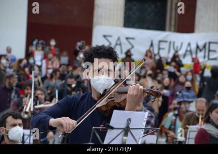 Athènes, Grèce. 25 avril 2021. Des centaines de travailleurs de l'art se rassemblent dans le centre de la capitale grecque pour mettre en lumière la détresse de l'industrie musicale pendant la pandémie actuelle. Des acteurs, musiciens, danseurs et personnes de tout le spectre de la scène artistique protestent pour faire pression sur le gouvernement pour qu'il accorde plus de soutien aux artistes indépendants, comme les théâtres et les salles de musique restent fermés. (Photo par Dimitris Aspiotis/Pacific Press) crédit: Pacific Press Media production Corp./Alay Live News Banque D'Images